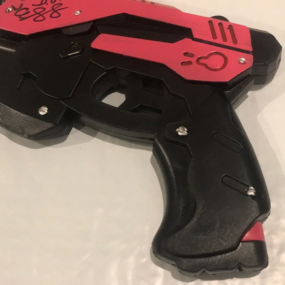 Overwatch D.Va Signed Prop Gun - Picture 4 of 4